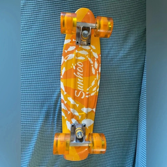 Vintage SUNHOO Orange Fish Mini Skateboard with Light Up Rainbow Wheels - Picture 9 of 13